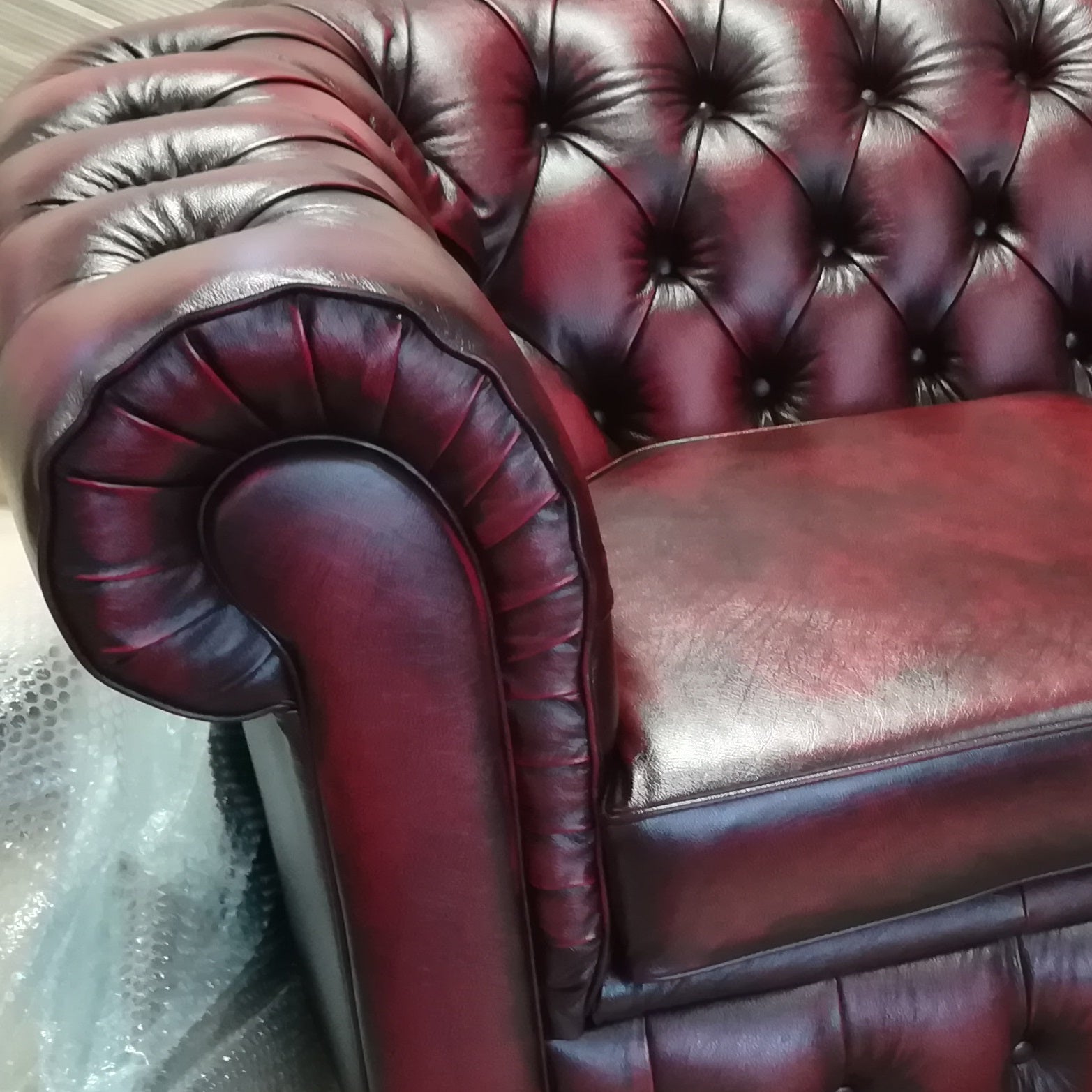 chesterfield_punainen_nahka